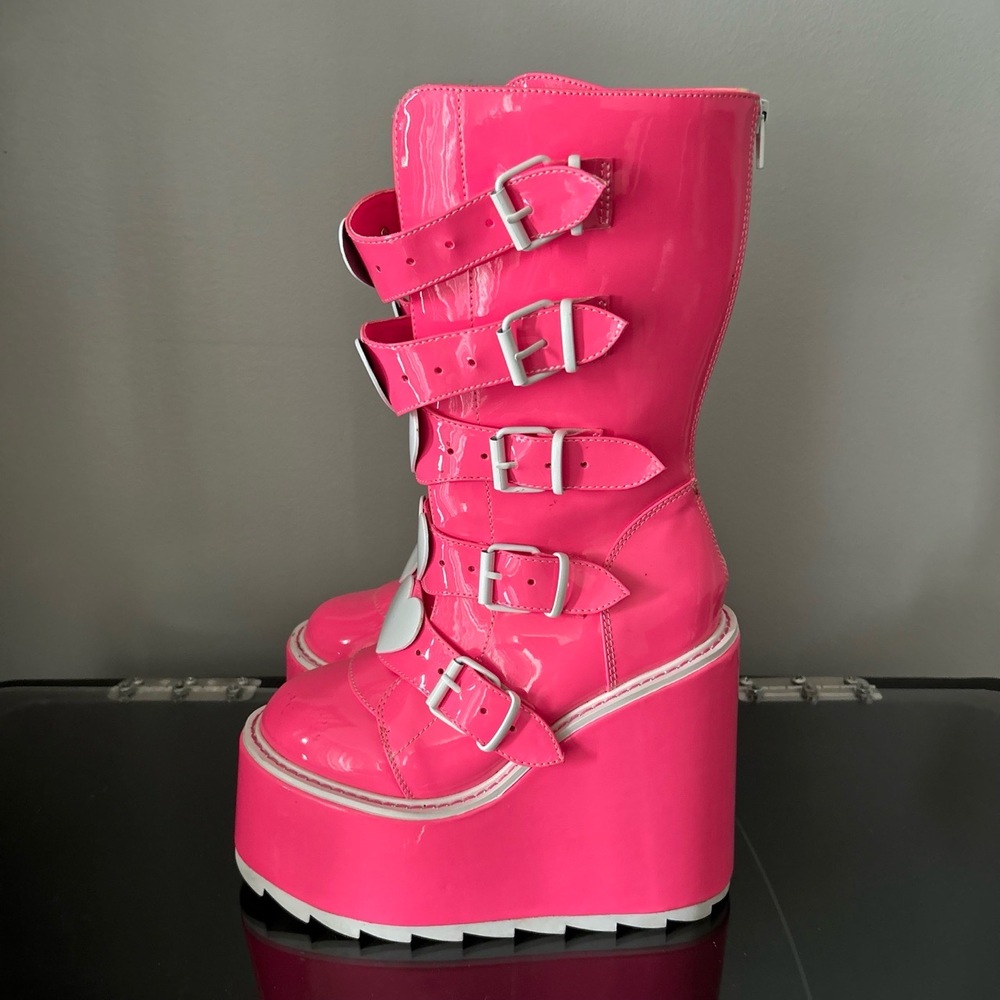 YRU Boots Womens 7 Pink Patent Leather Platform‎ Y2K Kawaii Statement Dune Heart